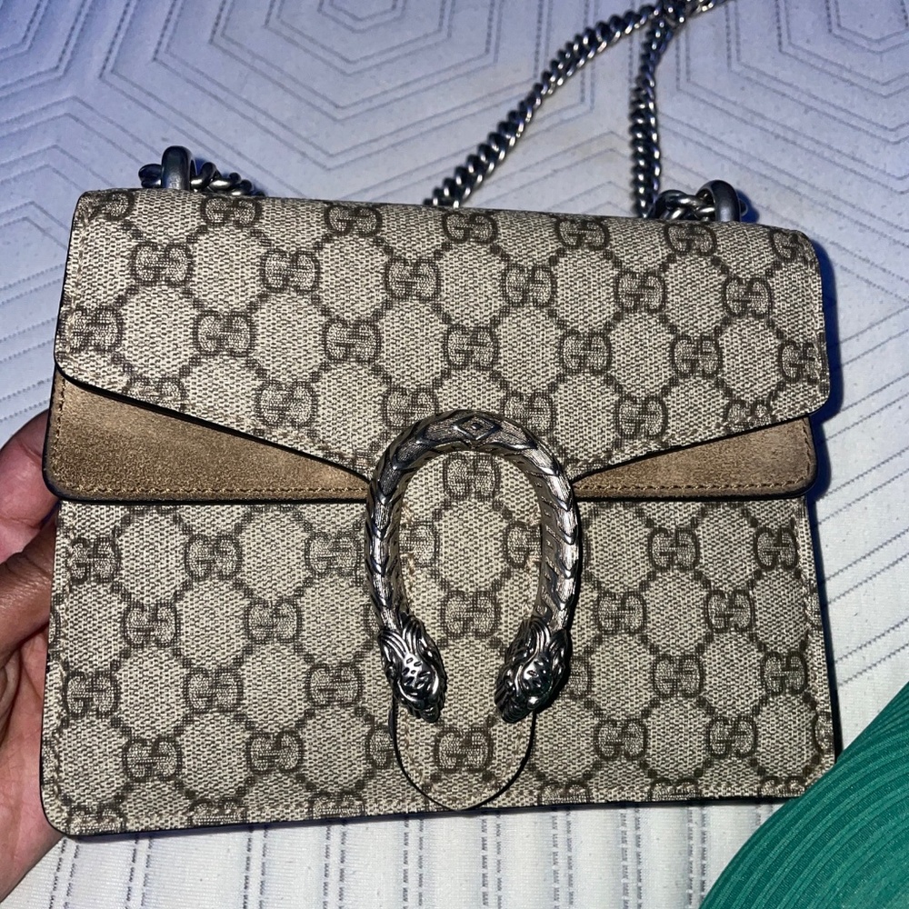 100%gucci comes with card and dust bag